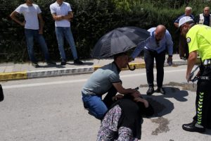 Bursa'da ambulans gelene kadar annesini b&ouml;yle korudu