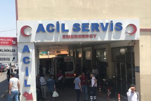 2 katlı evin &ccedil;atısından zemine d&uuml;şt&uuml;
