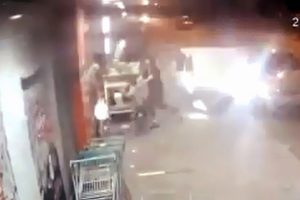 Gen&ccedil; kadın, &ccedil;ocuğu son anda ezilmekten kurtardı