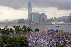 Hong Kong'da g&ouml;steriler devam ediyor