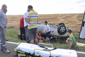 Kamyonun sıkıştırdığı otomobil takla attı: 3 yaralı