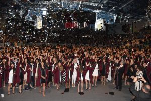 Mezuniyet t&ouml;reninde 'oo devrem nasılsın?' pankartı sakıncalı bulundu