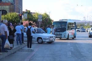 Otomobil kaldırıma &ccedil;ıktı, duraktakiler panik yaşadı