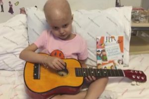 &Ouml;yk&uuml; Arin, doktorlarına şarkı s&ouml;yledi