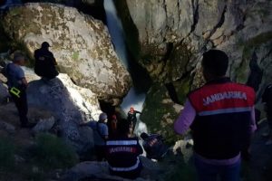 Selfie &ccedil;eken gen&ccedil; kayalıklardan d&uuml;şt&uuml;