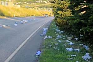 Yola sa&ccedil;ılan kitaplar trafiği tehlikeye d&uuml;ş&uuml;rd&uuml;