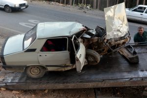 Freni boşalan otomobil duvara &ccedil;arptı: 1 &ouml;l&uuml;, 5 yaralı