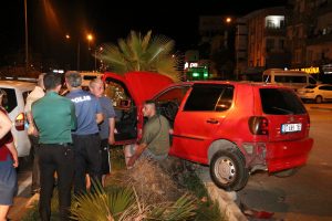 Makas atan ara&ccedil; otomobile vurup ka&ccedil;tı