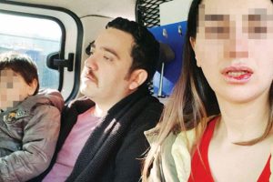 Eşine hastalık bulaştırıp darp eden akademisyen, eşini bı&ccedil;akla kovaladı