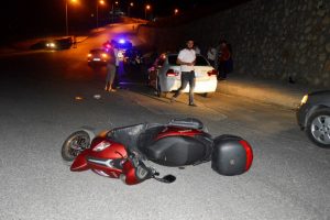 Otomobil ile motosiklet &ccedil;arpıştı: 1 &ouml;l&uuml;, 1  yaralı