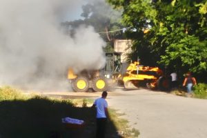 Seyir halindeki iş makinesi alev aldı