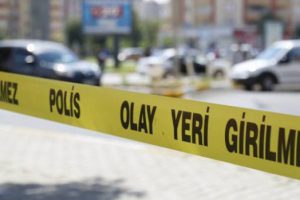 Kavga ettiği babasını sokak ortasında bı&ccedil;aklayarak &ouml;ld&uuml;rd&uuml;