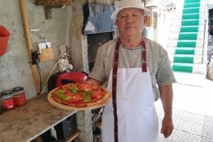 71 yaşında k&ouml;y&uuml;ne d&ouml;n&uuml;p pizzacı oldu!