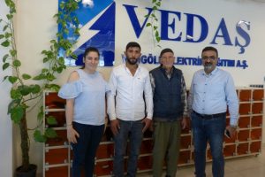 Dedektif gibi iz s&uuml;r&uuml;p bulduğu parayı sahibine teslim etti