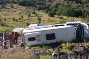 Geziden d&ouml;nenleri taşıyan minib&uuml;s devrildi