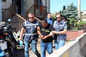 Minib&uuml;slerde yankesicilik yaparken yakalandı