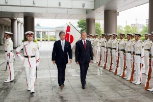Japon mevkidaşı tarafından askeri t&ouml;renle karşıladı