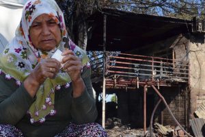B&uuml;y&uuml;yen yangını g&ouml;zyaşları i&ccedil;inde izledi