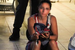 Kocasını bı&ccedil;akladıktan sonra kaldırıma oturup sigara i&ccedil;ti