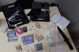 Parkta &ccedil;ekirdek poşetinde uyuşturucu satarken yakalandı
