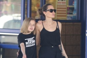 Angelina Jolie kızı Vivienne ile alışverişte g&ouml;r&uuml;nt&uuml;lendi