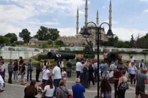 Otellerde yer kalmadı! Turistler evlerde misafir edilecekler