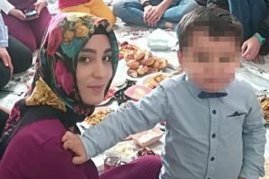 Polisler bile g&ouml;zyaşlarını tutamadı! "&Ccedil;ocuğumun orada can g&uuml;venliği yok"