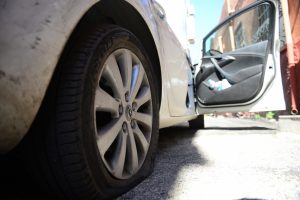 Otomobilin lastiğini patlatıp, &ouml;n koltuktaki para dolu &ccedil;antayı &ccedil;aldılar