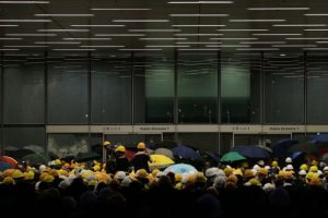 Hong Kong'ta protestocular meclisi bastı