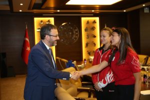 Bakan Kasapoğlu milli eskrimcileri kabul etti
