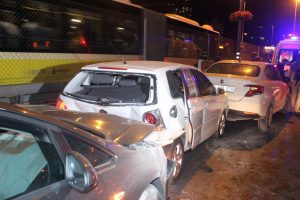 İstanbul'da zincirleme kaza: 3 yaralı
