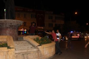 Amcasıyla barışmak i&ccedil;in ortalığı birbirine kattı