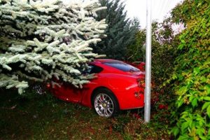L&uuml;ks otomobille bah&ccedil;eye u&ccedil;tu, &ouml;l&uuml;mden d&ouml;nd&uuml;!