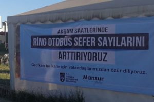 Mansur Yavaş'tan duraklara '&ouml;z&uuml;r dileriz' yazısı