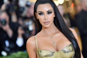 Kim Kardashian 'Kimono' markasından vazge&ccedil;ti