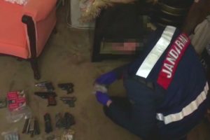 Jandarmadan 3 ilde ruhsatsız silah  satışı operasyonu