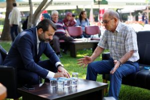 Bursa G&uuml;rsu Belediye Başkanı makam odasını belediye binasının &ouml;n&uuml;ndeki meydana taşıdı