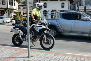 Bursa'da &ouml;rnek polis yaşlı kadını hem karşıdan karşıya ge&ccedil;irdi, hem su ikram etti