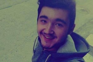 Bursa'da başından bı&ccedil;akladığı genci b&ouml;yle &ouml;ld&uuml;rd&uuml;