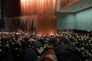 Meclisi basan protestoculara Hong Kong y&ouml;netiminden kınama