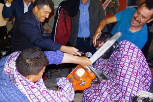 Geleneksel d&uuml;ğ&uuml;n şakası: Motorlu testere ile tıraş