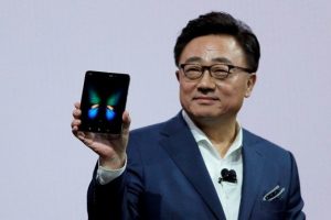 Samsung'un CEO'sundan katlanabilir telefon a&ccedil;ıklaması