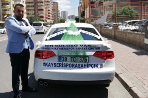 Fanatik damat, nikahtan sonra eşiyle stada gitti