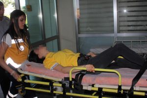 Eski sevgilisiyle g&ouml;r&uuml;şen kızı bı&ccedil;akladı