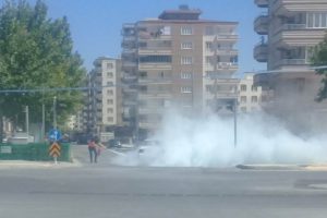 Alev alan otomobili vatandaşlar s&ouml;nd&uuml;rd&uuml;