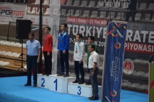 Bursa B&uuml;y&uuml;kşehir Belediyesporlu karatecilerden 8 madalya
