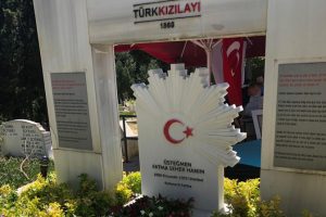 Milli m&uuml;cadele kahramanı 'Kara Fatma' mezarı başında anıldı