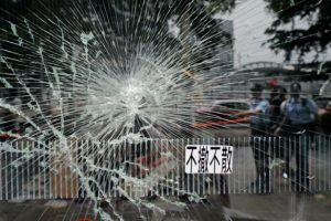 &Ccedil;in'den Hong Kong Yasama Meclisini basan protestoculara kınama
