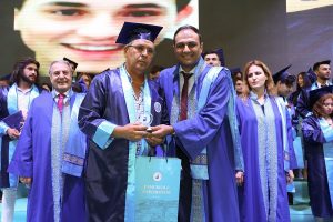 55 yaşında g&uuml;venlik g&ouml;revlisi olduğu &uuml;niversiteden mezun oldu