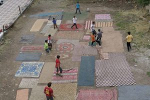 Halı kilim sererek top oynayan minikler i&ccedil;in halı saha yapımına başlandı